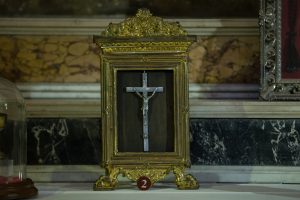 Croce distribuita clandestinamente in Albania